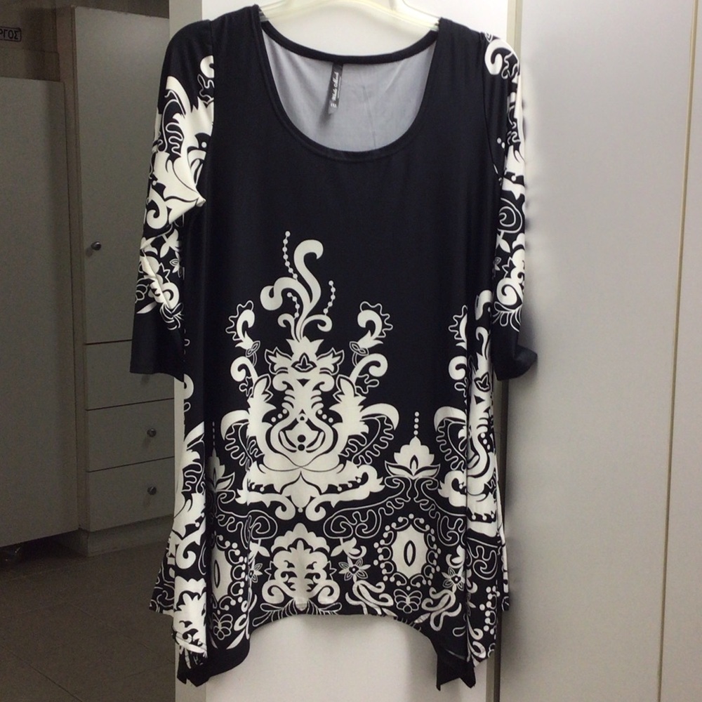 White Mark Elegant Black and White Tunic